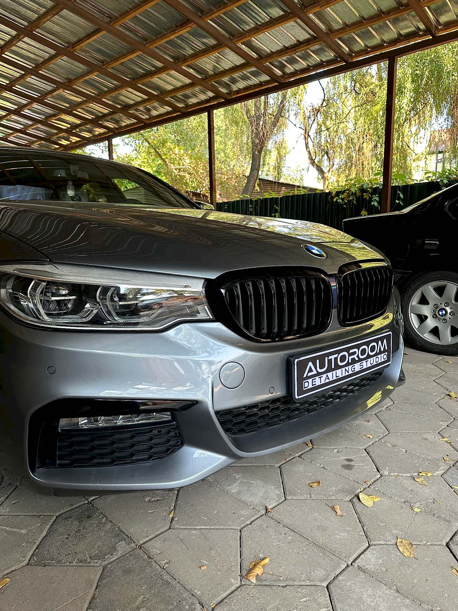 решетка радиатора bmw 520 удалили хром и покрасили в черный глянец