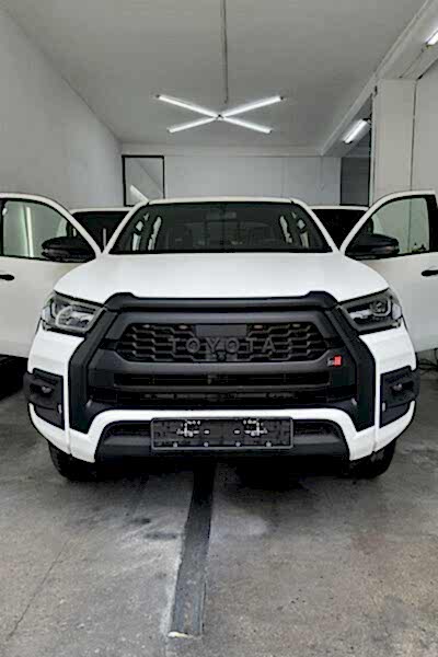 Toyota Hilux GR 2023 покраска в раптор Антихром Autoroom kz Alamaty